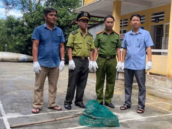 Kéo lưới đánh cá, sốc nặng thấy 'quái thú' cuộn tròn bên trong - Hình 2 Keo luoi danh ca, soc nang thay 'quai thu' cuon tron ben trong-Hinh-2