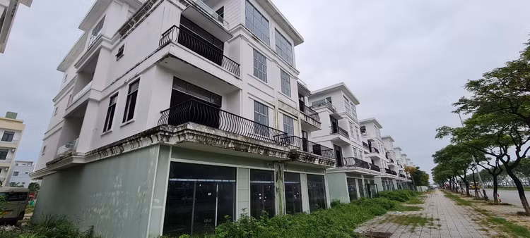 Da Nang: Xot xa loat shophouse chuc ty bo hoang, co phu kin