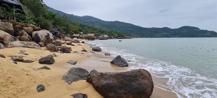 Check in bai bien hoang so tuyet dep duoi chan nui Son Tra-Hinh-2