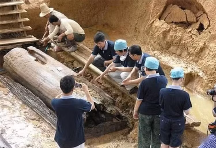 Bật nắp quan tài, sốc nặng thấy thứ phát sáng bên trong - Hình 5 Bat nap quan tai, soc nang thay thu phat sang ben trong-Hinh-5