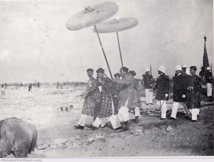 Loạt ảnh cực hiếm về các ông hoàng, bà chúa Việt Nam - Hình 2 Loat anh cuc hiem ve cac ong hoang, ba chua Viet Nam-Hinh-2