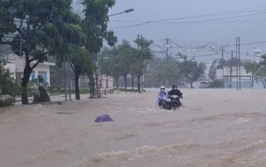 Quy Nhơn: Mưa lớn nước lên nhanh, người dân không kịp trở tay Quy Nhon: Mua lon nuoc len nhanh, nguoi dan khong kip tro tay