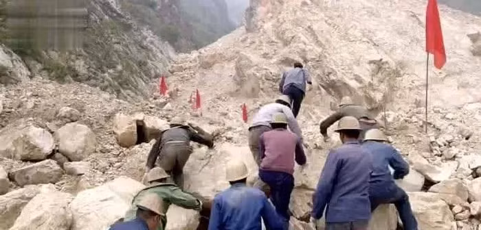 Pha nui, tinh co phat hien kho bau chua bao vat khong the sao chep