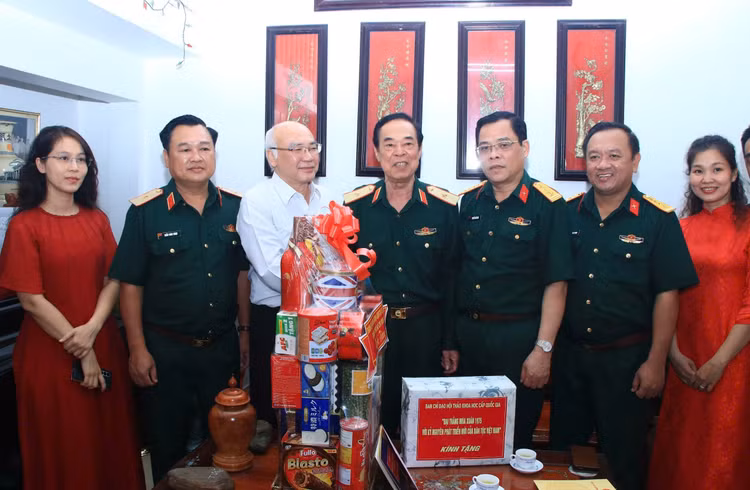 TP HCM: Doan cong tac Bo Quoc phong dang huong, tri an gia dinh chinh sach-Hinh-8