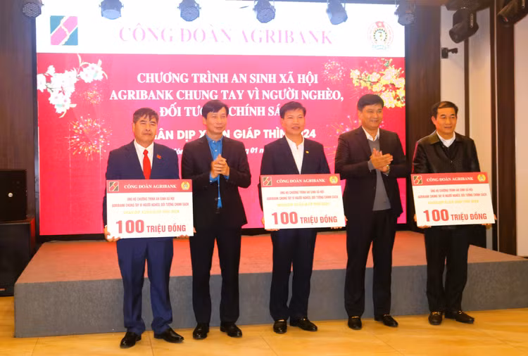 Agribank triển khai Chương trình chung tay vì người nghèo, đối tượng chính sách nhân dịp Xuân Giáp Thìn - Hình 2 Agribank trien khai Chuong trinh chung tay vi nguoi ngheo, doi tuong chinh sach nhan dip Xuan Giap Thin-Hinh-2