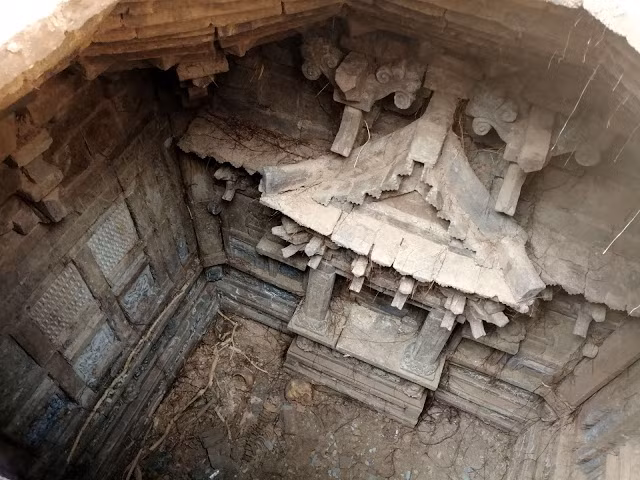 Đào móng xây nhà tình cờ “đụng trúng” mộ cổ đầy báu vật - Hình 4 Dao mong xay nha tinh co “dung trung” mo co day bau vat-Hinh-4