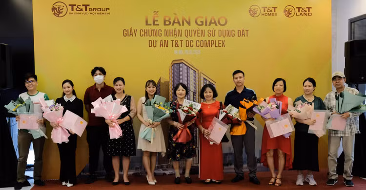 Cu dan T&T DC Complex nhan ban giao giay chung nhan quyen su dung dat