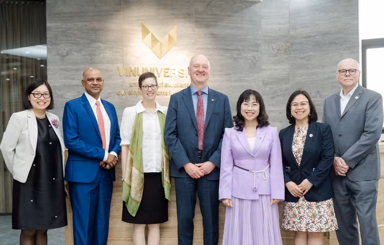 Giáo sư Đại học Cornell: “Tôi bất ngờ vì sự phát triển nhanh chóng của VinUni” Giao su Dai hoc Cornell: “Toi bat ngo vi su phat trien nhanh chong cua VinUni”