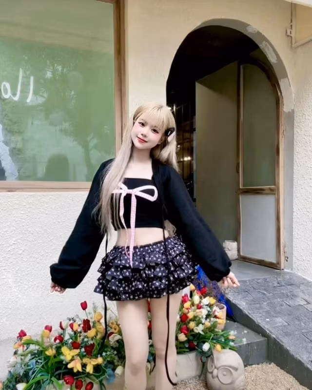 Nữ streamer đẹp không góc chết, cộng đồng game thủ “đứng ngồi không yên“ - Hình 8 Nu streamer dep khong goc chet, cong dong game thu “dung ngoi khong yen“-Hinh-8