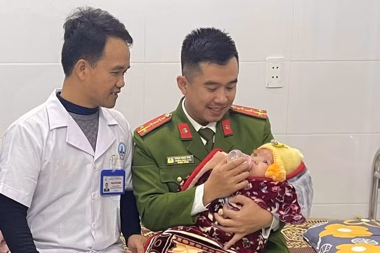 Bé trai bị bỏ rơi ở Nghệ An trong đêm giá rét Be trai bi bo roi o Nghe An trong dem gia ret