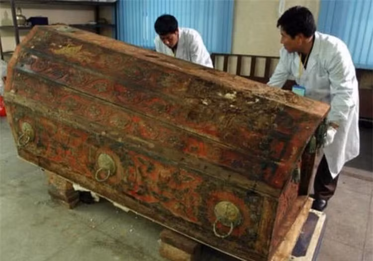 Vén màn che hài cốt trong cổ mộ, chuyên gia phán: "Chạy ngay đi!" - Hình 9 Ven man che hai cot trong co mo, chuyen gia phan: