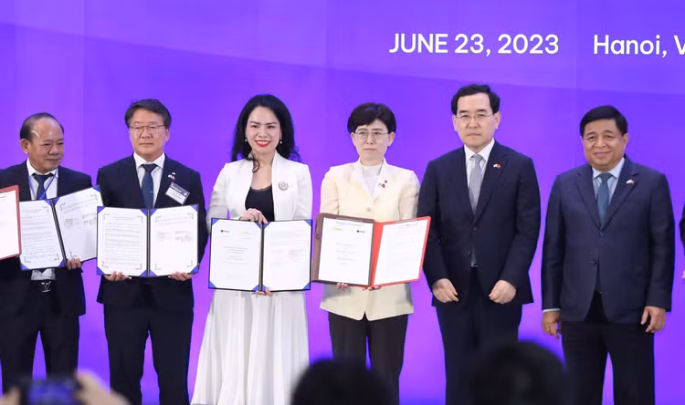 T&T Group “bắt tay” với các đối tác hàng đầu Hàn Quốc phát triển dự án LNG và hydrogen tại Việt Nam ĐĂNG NGÀY 24/6/2023 T&T Group “bat tay” voi cac doi tac hang dau Han Quoc phat trien du an LNG va hydrogen tai Viet Nam DANG NGAY 24/6/2023