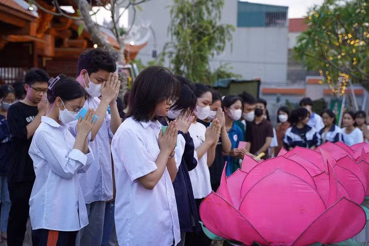 Ha Noi: Gan 1800 ban tre ve chua Quan Am cau nguyen truoc ky thi tot nghiep THPT-Hinh-17