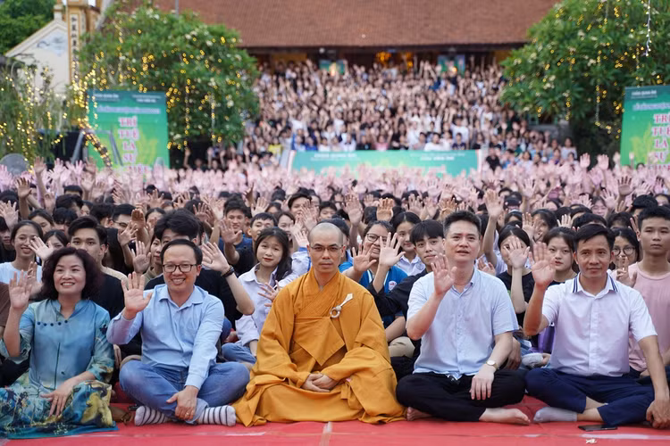 Ha Noi: Gan 1800 ban tre ve chua Quan Am cau nguyen truoc ky thi tot nghiep THPT-Hinh-66