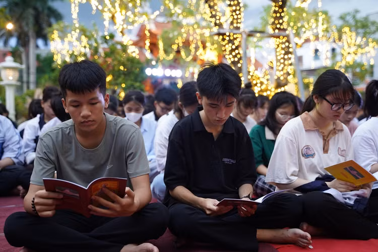 Ha Noi: Gan 1800 ban tre ve chua Quan Am cau nguyen truoc ky thi tot nghiep THPT-Hinh-38