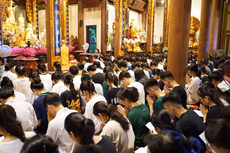 Ha Noi: Gan 1800 ban tre ve chua Quan Am cau nguyen truoc ky thi tot nghiep THPT-Hinh-33