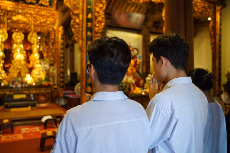 Ha Noi: Gan 1800 ban tre ve chua Quan Am cau nguyen truoc ky thi tot nghiep THPT-Hinh-21