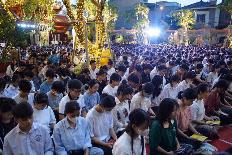 Ha Noi: Gan 1800 ban tre ve chua Quan Am cau nguyen truoc ky thi tot nghiep THPT-Hinh-44