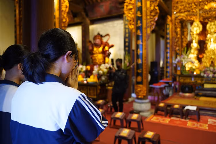 Ha Noi: Gan 1800 ban tre ve chua Quan Am cau nguyen truoc ky thi tot nghiep THPT-Hinh-24