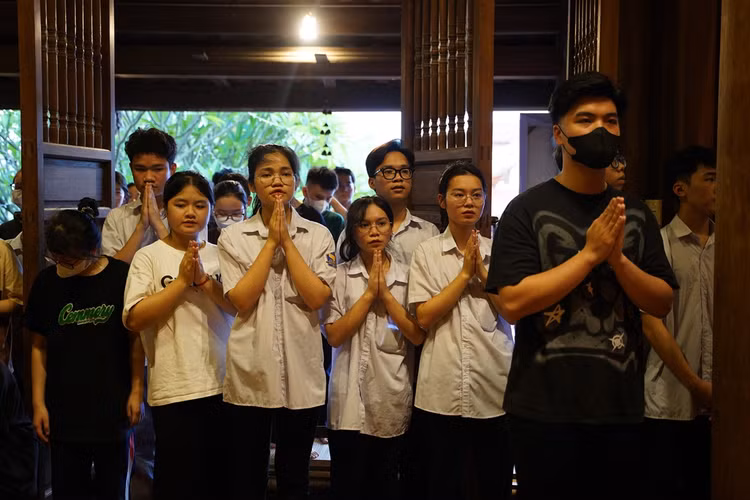 Ha Noi: Gan 1800 ban tre ve chua Quan Am cau nguyen truoc ky thi tot nghiep THPT-Hinh-20
