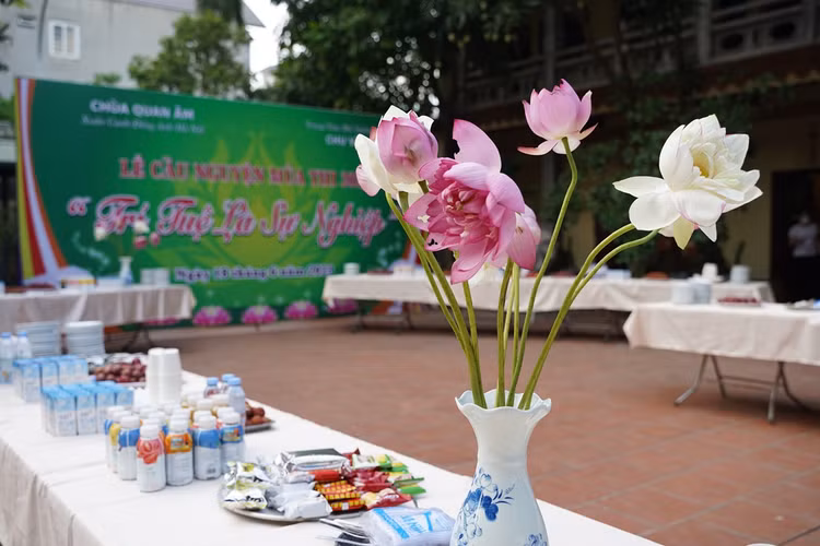 Ha Noi: Gan 1800 ban tre ve chua Quan Am cau nguyen truoc ky thi tot nghiep THPT-Hinh-2