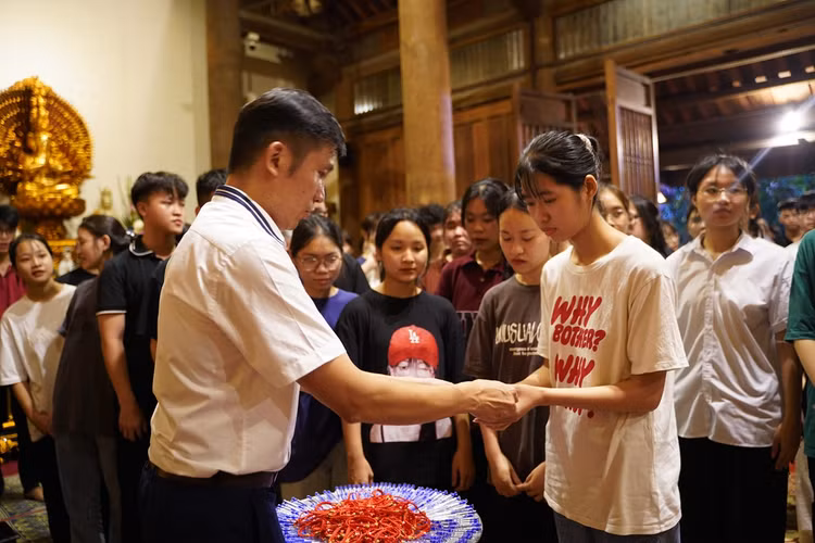 Ha Noi: Gan 1800 ban tre ve chua Quan Am cau nguyen truoc ky thi tot nghiep THPT-Hinh-49
