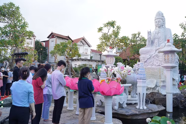 Ha Noi: Gan 1800 ban tre ve chua Quan Am cau nguyen truoc ky thi tot nghiep THPT-Hinh-18