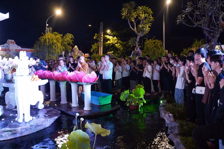 Ha Noi: Gan 1800 ban tre ve chua Quan Am cau nguyen truoc ky thi tot nghiep THPT-Hinh-61