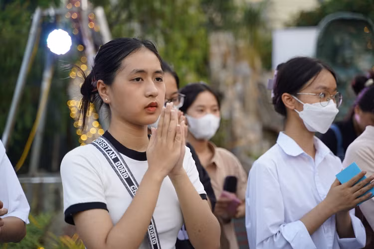 Ha Noi: Gan 1800 ban tre ve chua Quan Am cau nguyen truoc ky thi tot nghiep THPT-Hinh-15