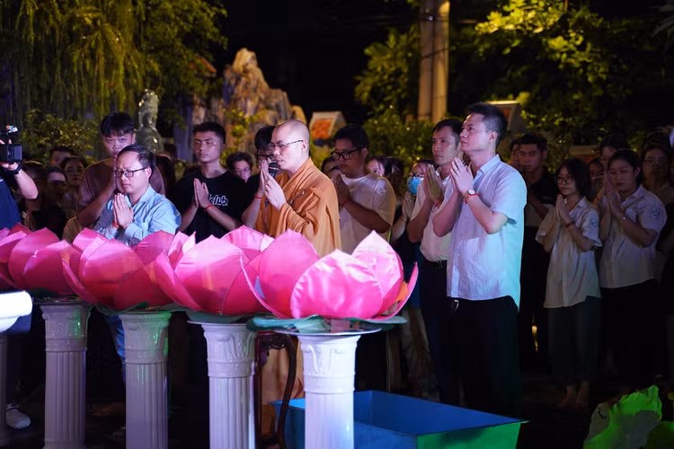 Ha Noi: Gan 1800 ban tre ve chua Quan Am cau nguyen truoc ky thi tot nghiep THPT-Hinh-59