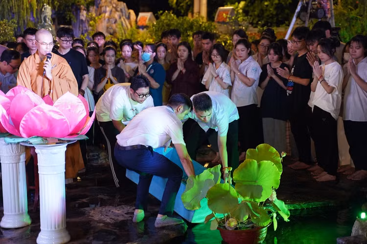 Ha Noi: Gan 1800 ban tre ve chua Quan Am cau nguyen truoc ky thi tot nghiep THPT-Hinh-62