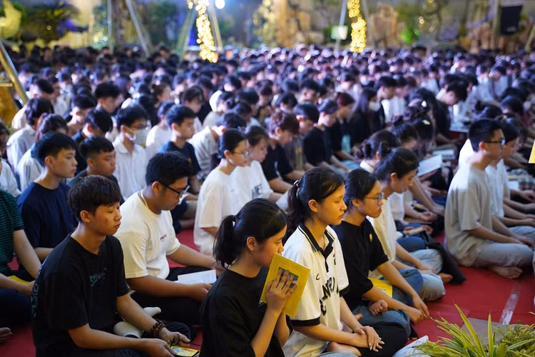 Ha Noi: Gan 1800 ban tre ve chua Quan Am cau nguyen truoc ky thi tot nghiep THPT-Hinh-43