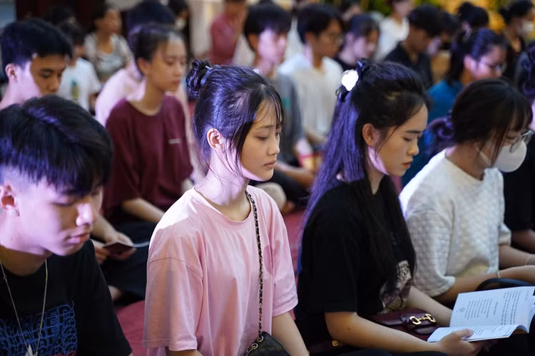 Ha Noi: Gan 1800 ban tre ve chua Quan Am cau nguyen truoc ky thi tot nghiep THPT-Hinh-41