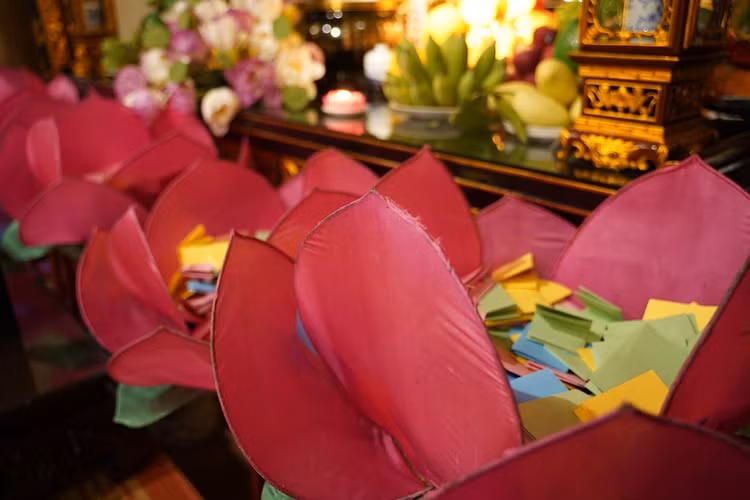 Ha Noi: Gan 1800 ban tre ve chua Quan Am cau nguyen truoc ky thi tot nghiep THPT-Hinh-47