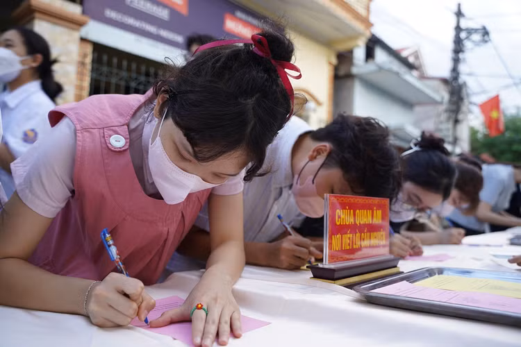 Ha Noi: Gan 1800 ban tre ve chua Quan Am cau nguyen truoc ky thi tot nghiep THPT-Hinh-10