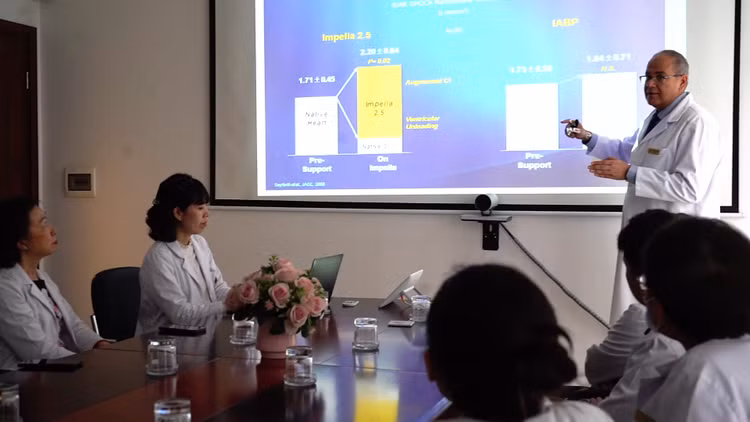 Can thiệp mạch vành “chuẩn Mỹ” tại Vinmec: Nấc thang mới trong điều trị bệnh tim mạch tại Việt Nam - Hình 3 Can thiep mach vanh “chuan My” tai Vinmec: Nac thang moi trong dieu tri benh tim mach tai Viet Nam-Hinh-3