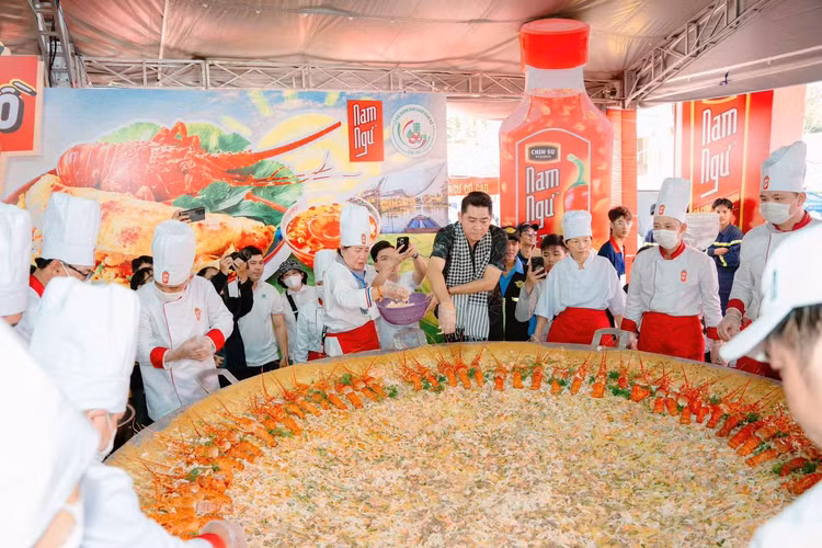 Nước mắm Nam Ngư và bánh xèo khổng lồ thu hút thực khách Nuoc mam Nam Ngu va banh xeo khong lo thu hut thuc khach