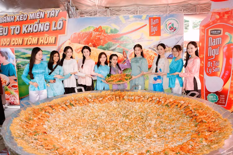 Nước mắm Nam Ngư và bánh xèo khổng lồ thu hút thực khách - Hình 2 Nuoc mam Nam Ngu va banh xeo khong lo thu hut thuc khach-Hinh-2