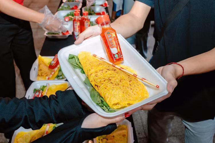 Nước mắm Nam Ngư và bánh xèo khổng lồ thu hút thực khách - Hình 3 Nuoc mam Nam Ngu va banh xeo khong lo thu hut thuc khach-Hinh-3