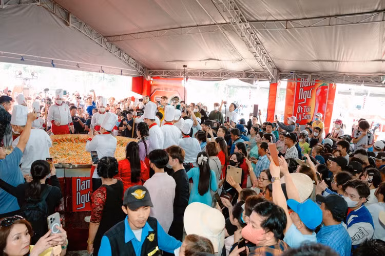 Nước mắm Nam Ngư và bánh xèo khổng lồ thu hút thực khách - Hình 4 Nuoc mam Nam Ngu va banh xeo khong lo thu hut thuc khach-Hinh-4