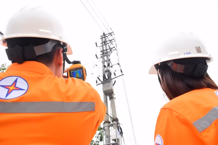 EVNHANOI tăng cường các ca trực trong các ngày nghỉ lễ - Hình 3 EVNHANOI tang cuong cac ca truc trong cac ngay nghi le-Hinh-3
