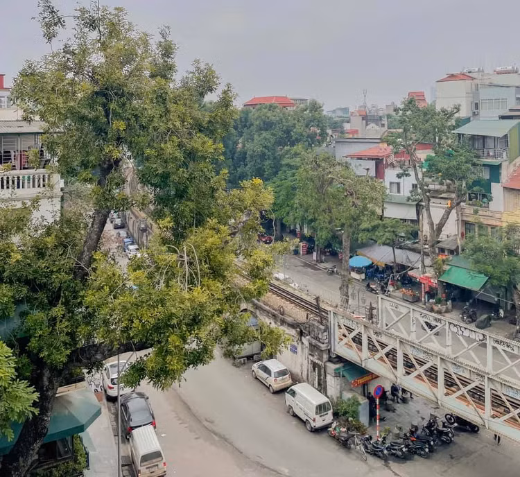 Quán có không gian rộng rãi, tầng 1,2 và 6, tông màu chủ đạo là cam trắng nhẹ nhàng. Ảnh: Phương Thảo