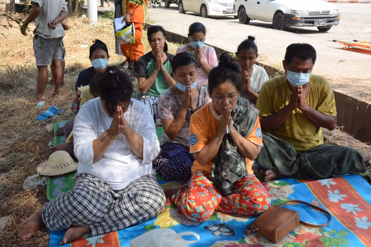 Bo doi Viet Nam dua thi the nan nhan Myanmar ra khoi toa nha bi sap-Hinh-2