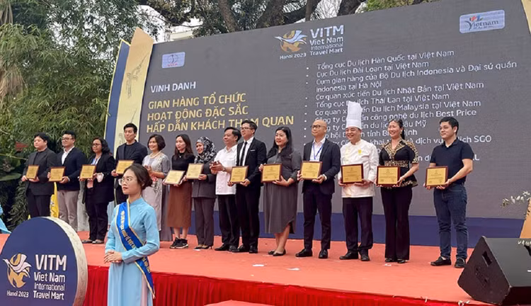 VITM Ha Noi 2023: Hon 60.000 DN va khach tham quan mua sam