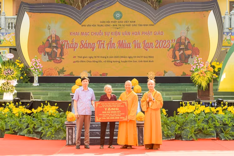 Lễ hội Vu Lan báo hiếu 2023: Tri ân gia đình có công với cách mạng - Hình 10 Le hoi Vu Lan bao hieu 2023: Tri an gia dinh co cong voi cach mang-Hinh-10