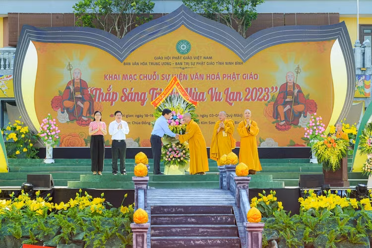 Lễ hội Vu Lan báo hiếu 2023: Tri ân gia đình có công với cách mạng - Hình 3 Le hoi Vu Lan bao hieu 2023: Tri an gia dinh co cong voi cach mang-Hinh-3