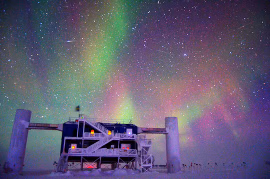 "Hạt ma quỷ” trút xuống Trái Đất, NASA nhanh tay tóm thủ phạm - Hình 5 Còn được biết đến với tên Messier 77 hay Centus A, NGC 1068 hiện ra như một vì sao sáng cách chúng ta 47 triệu năm ánh sáng, thuộc chòm sao Kình Ngư. Bán kính NGC 1068 ước tính lên tới 85.000 năm ánh sáng và sở hữu 300 tỉ ngôi sao.