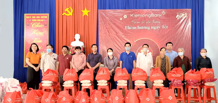 KienlongBank trao tặng hơn 8.000 phần quà cho bà con đón Tết Giáp Thìn 2024 - Hình 4 KienlongBank trao tang hon 8.000 phan qua cho ba con don Tet Giap Thin 2024-Hinh-4