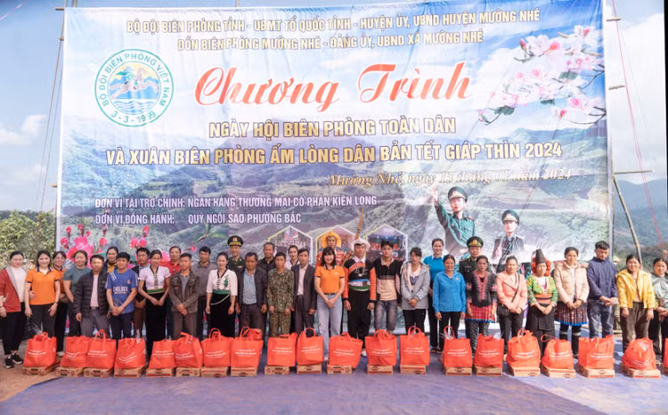 KienlongBank trao tặng hơn 8.000 phần quà cho bà con đón Tết Giáp Thìn 2024 - Hình 5 KienlongBank trao tang hon 8.000 phan qua cho ba con don Tet Giap Thin 2024-Hinh-5