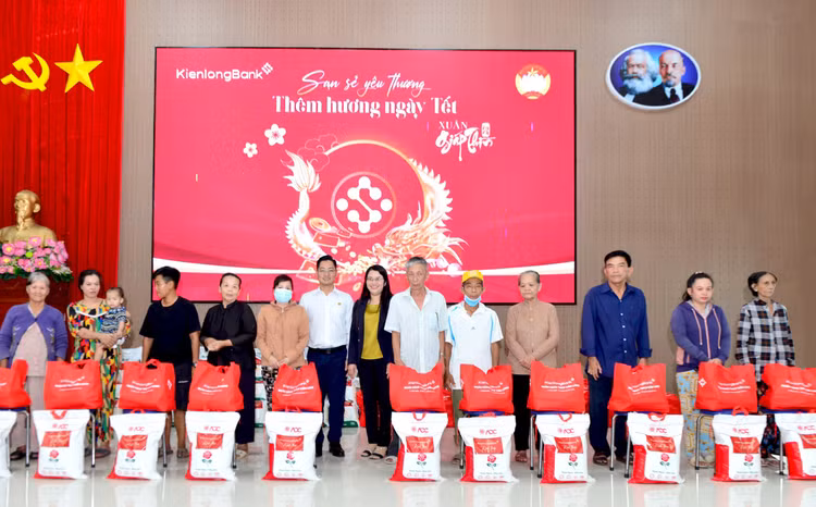 KienlongBank trao tặng hơn 8.000 phần quà cho bà con đón Tết Giáp Thìn 2024 - Hình 3 KienlongBank trao tang hon 8.000 phan qua cho ba con don Tet Giap Thin 2024-Hinh-3